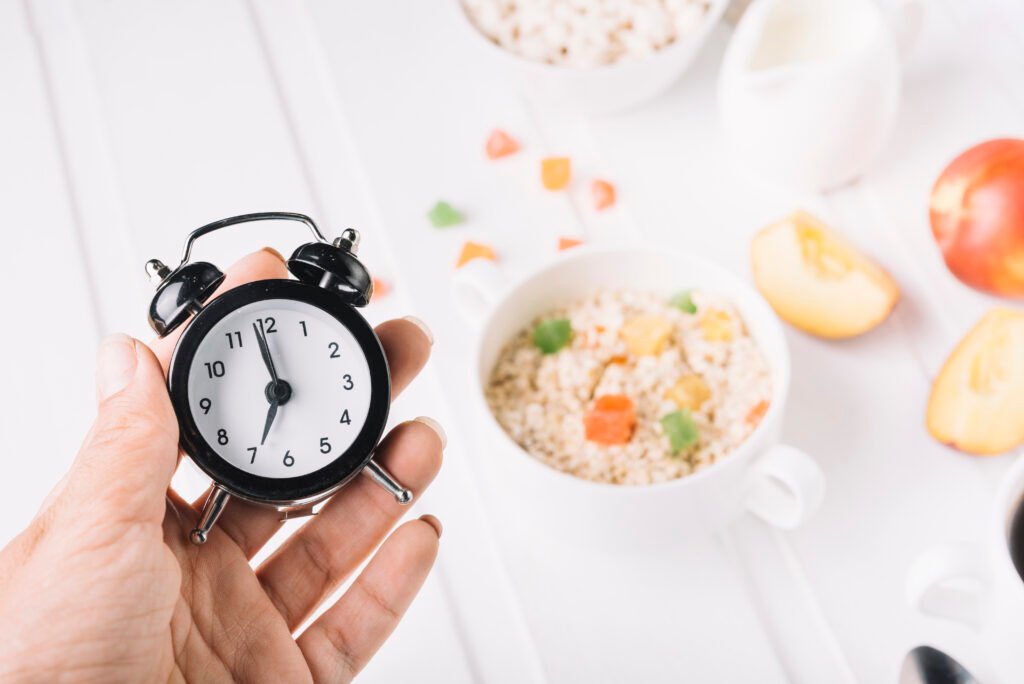 Ayuno Intermitente: Qué es, Cómo Hacerlo y Beneficios Reales 1 reloj con ventana de alimentación representando ayuno intermitente para fitness
