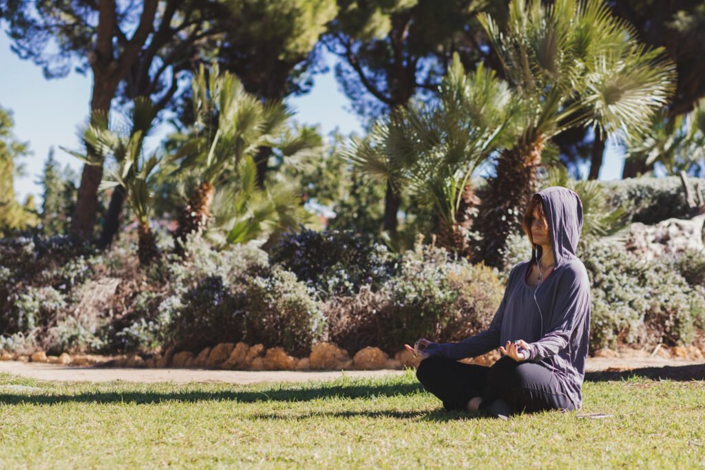 Hábitos Saludables para Cuerpo y Mente: Guía Completa para una Vida Equilibrada 1 persona meditando al aire libre